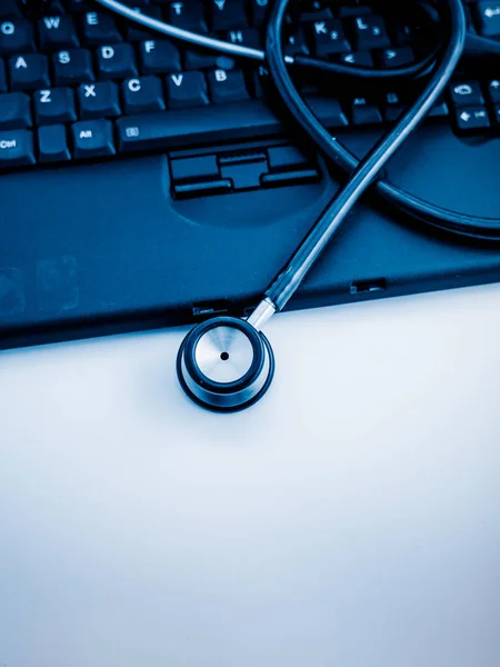 Elektronische Medizin Stethoskop Auf Laptop Blaugetönte Bilder — Stockfoto