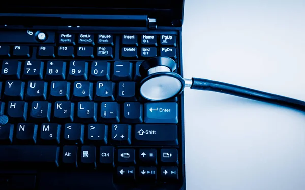 Médico Eletrônico Estetoscópio Laptop Imagens Tonificadas Azuis — Fotografia de Stock