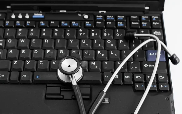 Elektronische Medizin Stethoskop Auf Laptop Tastatur — Stockfoto