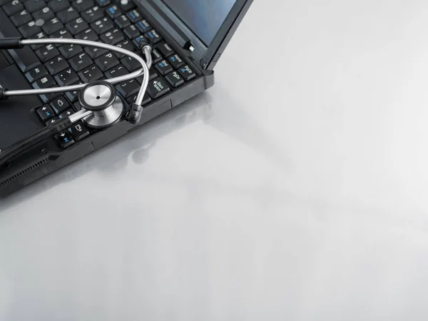 Elektronische Medizin Stethoskop Auf Laptop Blaugetönte Bilder — Stockfoto