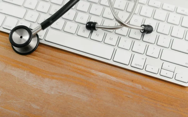 Elektronische Medizin Stethoskop Auf Tastatur — Stockfoto