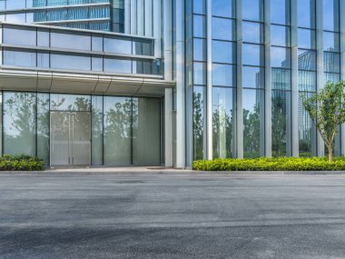 boş asfalt yol tarafından modern ofis binası.