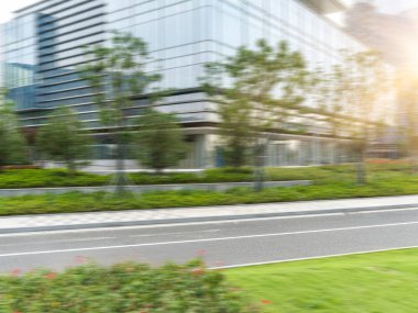 boş asfalt yol tarafından modern ofis binası.