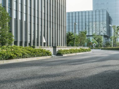 boş asfalt yol tarafından modern ofis binası.