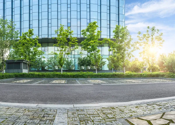 Camino Asfalto Vacío Por Edificio Oficinas Moderno —  Fotos de Stock