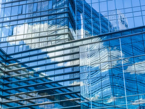 Moderno Edificio Cristal Con Nubes Reflejos Del Cielo — Foto de Stock