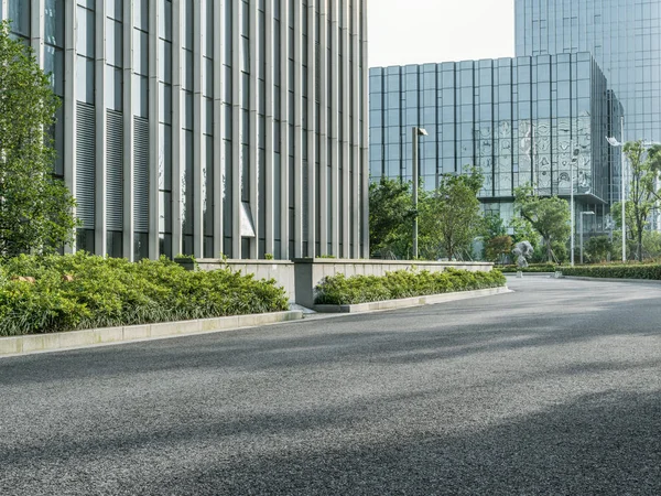 现代办公楼的空旷柏油路 — 图库照片