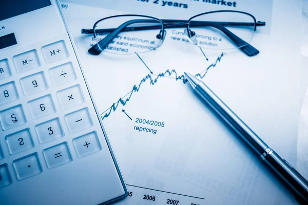 Üzleti Bemutató Pénzügyi Diagram Asztalon — Stock Fotó