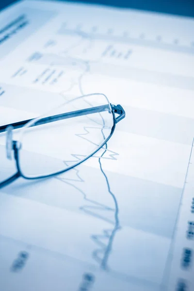 Szemüveg Pénzügyi Diagramon Asztalon — Stock Fotó