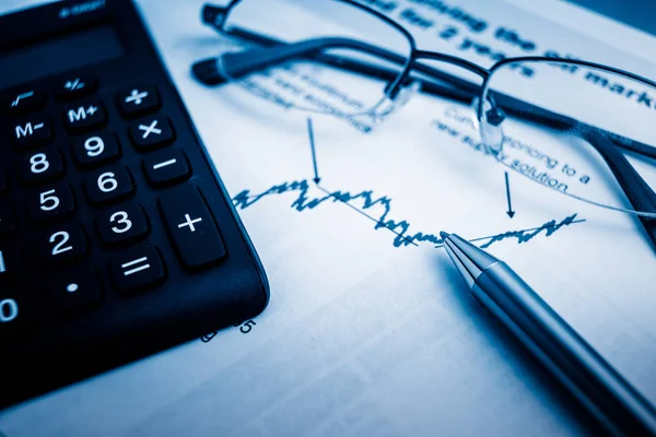 Üzleti Bemutató Pénzügyi Diagram Asztalon — Stock Fotó