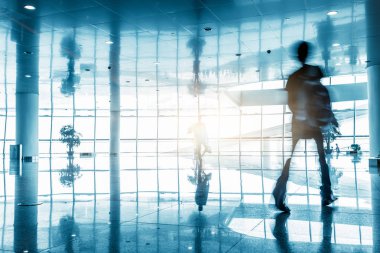 Havaalanı terminal binası. Havaalanı yürüyen yolcuları, Şanghay.