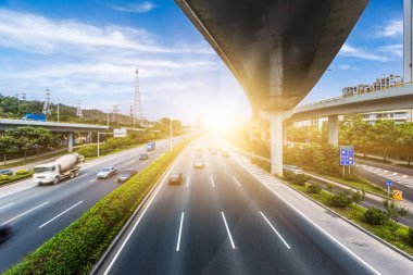 yüksek açı kenti Üstgeçit trafik, chongqing Çin. Çince karakterler yolda tüm trafik roadmarking vardır.