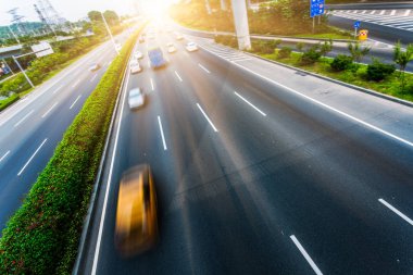 yüksek açı kenti Üstgeçit trafik, chongqing Çin. Çince karakterler yolda tüm trafik roadmarking vardır.