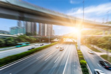yüksek açı kenti Üstgeçit trafik, chongqing Çin. Çince karakterler yolda tüm trafik roadmarking vardır.