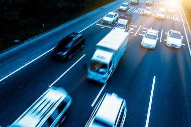 yüksek açı kenti Üstgeçit trafik, chongqing Çin. Çince karakterler yolda tüm trafik roadmarking vardır.