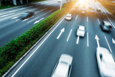 yüksek açı kenti Üstgeçit trafik, chongqing Çin. Çince karakterler yolda tüm trafik roadmarking vardır.