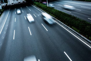yüksek açı kenti Üstgeçit trafik, chongqing Çin. Çince karakterler yolda tüm trafik roadmarking vardır.