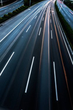 yüksek açı kenti Üstgeçit trafik, chongqing Çin. Çince karakterler yolda tüm trafik roadmarking vardır.
