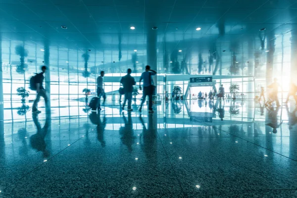 机场航站楼 在上海机场的旅客 — 图库照片