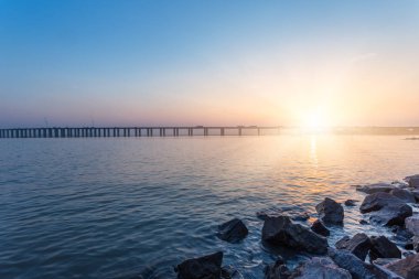 gün batımında Yangtze Nehri üzerinde modern köprü.