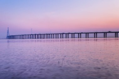 gün batımında Yangtze Nehri üzerinde modern köprü.