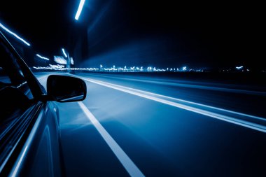 tarafındaki köşede, bulanık hareket gidiyor araba göster