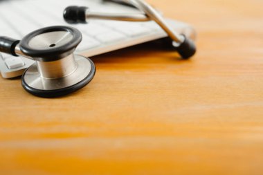 Klavye üzerinde elektronik tıbbi, stetoskop.