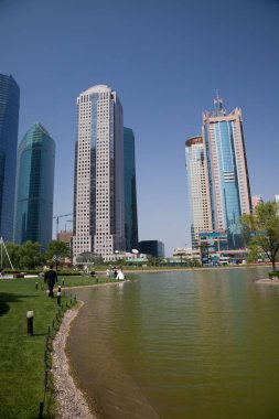 Şangay Çin 'deki Lujiazui finans merkezinin modern binası.