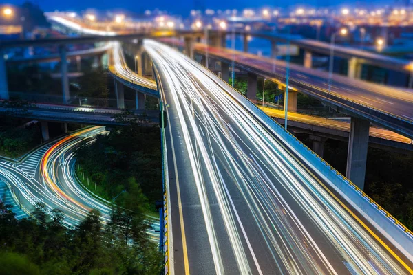 City City スカイラインと夜忙しい高速道路システム — ストック写真