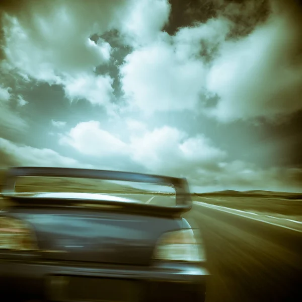 Carro Correndo Estrada Com Fundo Céu Nublado — Fotografia de Stock