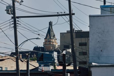 Kanada 'nın Saskatoon şehrinde tarihi bir kulenin sokak manzarası, 