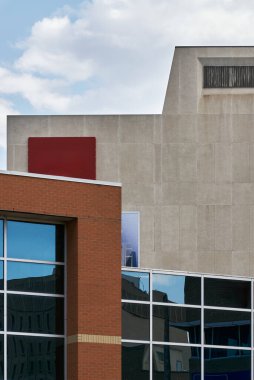 Yansıtıcı cam pencereli ve tabelalı modern tuğla ofis binasının yan açısı Kanada Saskatoon 'da çekilmiştir..