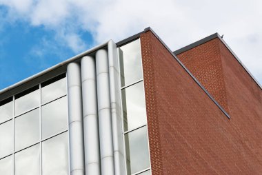 Kanada Saskatoon 'da çatı havalandırması ve antenleri olan modern cam ofis manzarası..