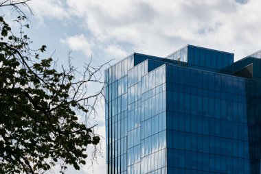 Kanada Saskatoon 'da çatı havalandırması ve antenleri olan modern cam ofis manzarası..
