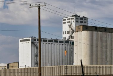 Saskatoon 'daki büyük tahıl ambarları ve endüstriyel depolama tesisleri şehir manzarasına hakimdir..