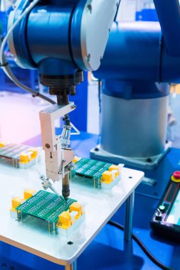 Basılı devre kartlarında robot makine aracı endüstriyel üretim fabrikasında