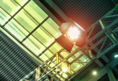 Tiyatro sahnesinde sahne ışıkları