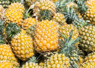 Dükkanda taze ananas