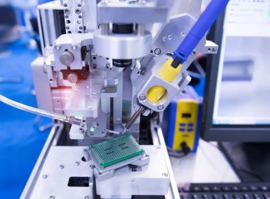 Basılı devre kartlarında robot makine aracı endüstriyel üretim fabrikasında