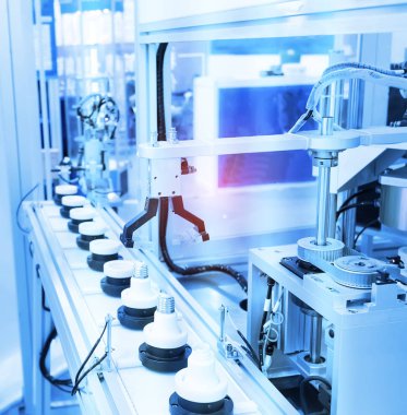 Endüstriyel enerji tasarruf lambası fabrikasındaki yapay zeka makinesi