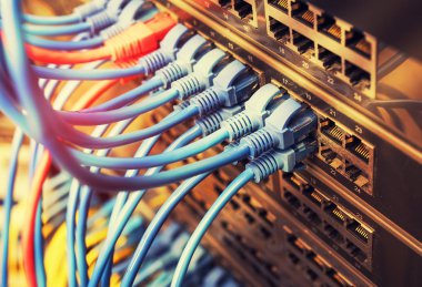 Ağ kabloları ve hub closeup fiber optik arka plan