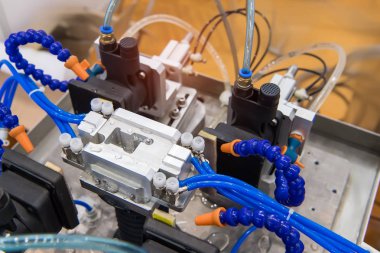 endüstriyel üretim tesisi, akıllı fabrika sanayi 4.0 konsept robot makine aleti.