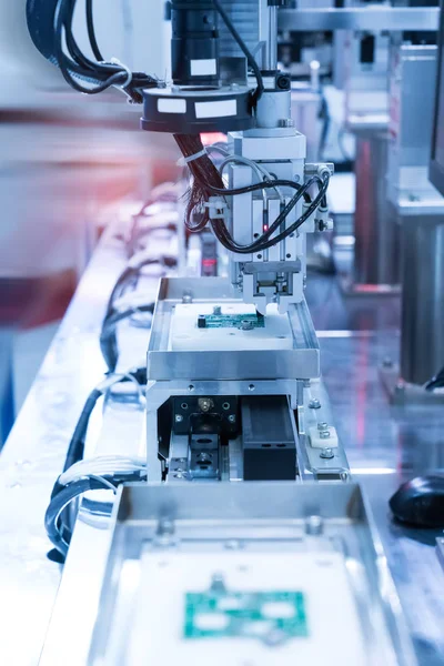 Robot Ssawkami Próżniowymi Wybiera Przedmiot Przenośnika Fabryce Produkcyjnej — Zdjęcie stockowe