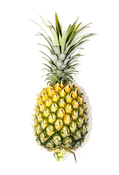 Ananas Beyaz Arka Planda Izole Edilmiş Tropikal Meyvedir — Stok fotoğraf