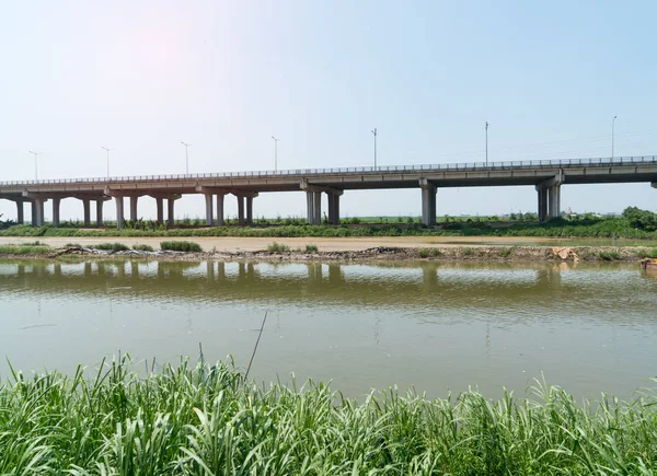 Autobahnbrücke Über Den Sonntäglichen Fluss — Stockfoto