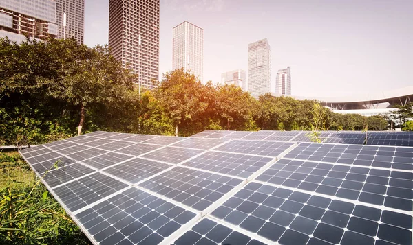 Planta Paneles Solares Con Monumentos Paisajísticos Urbanos Concepto Energía Ecológica —  Fotos de Stock