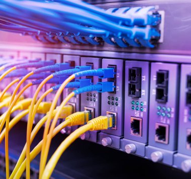 Fiber optik ekipmanlı teknoloji merkezi