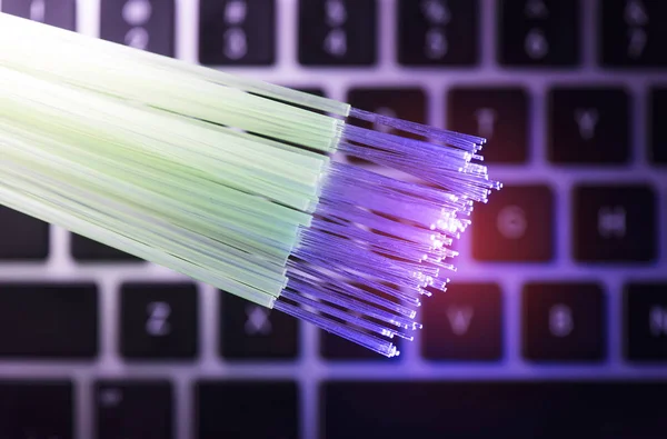 Netwerk Kabels Fiber Optic Close Met Toetsenbord Achtergrond — Stockfoto