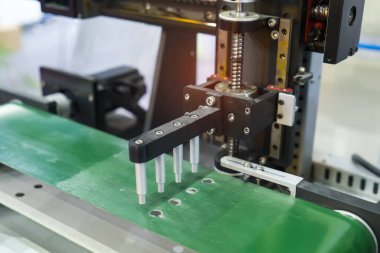 endüstriyel üretim tesisi, akıllı fabrika sanayi 4.0 konsept robot makine aleti.