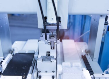 Mobil endüstriyel üretim fabrikasında robot matkap aracı